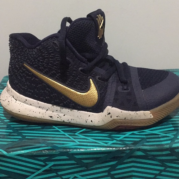 Nike Girl Sneaker Size12 - Picture 2 of 10